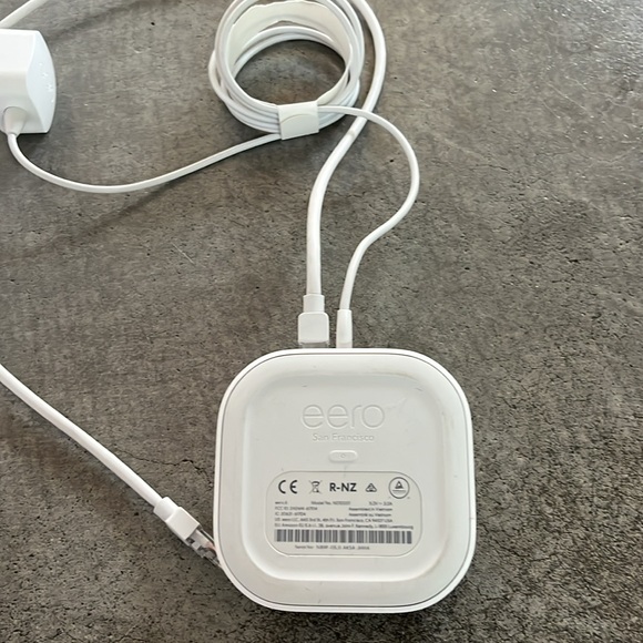 Eero 6 mesh wifi 3-pack - speeds up to 500 Mbps, one router + two extenders - Picture 3 of 13